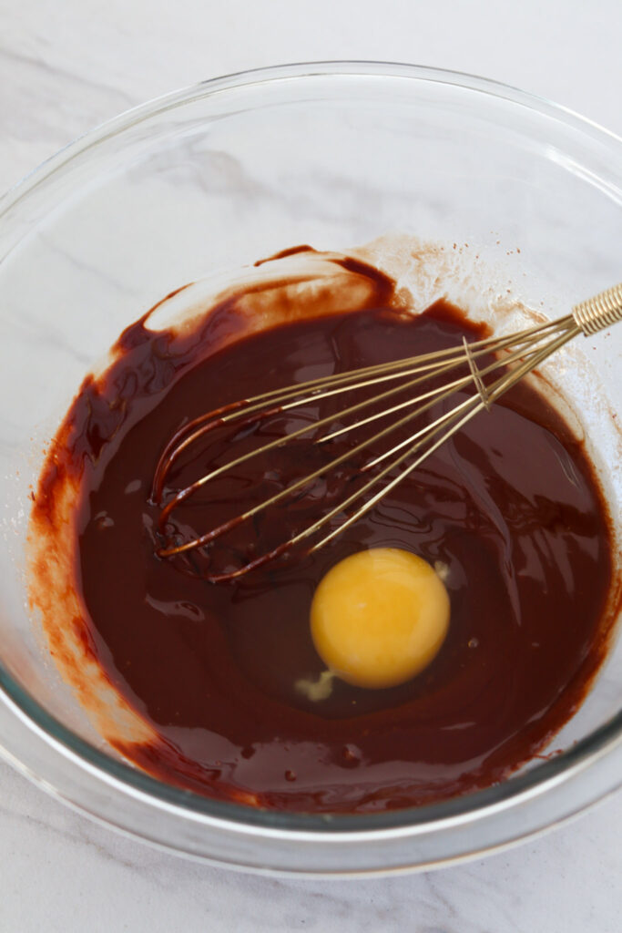 Oil, 1 egg and vanilla is added to the chocolate mixture