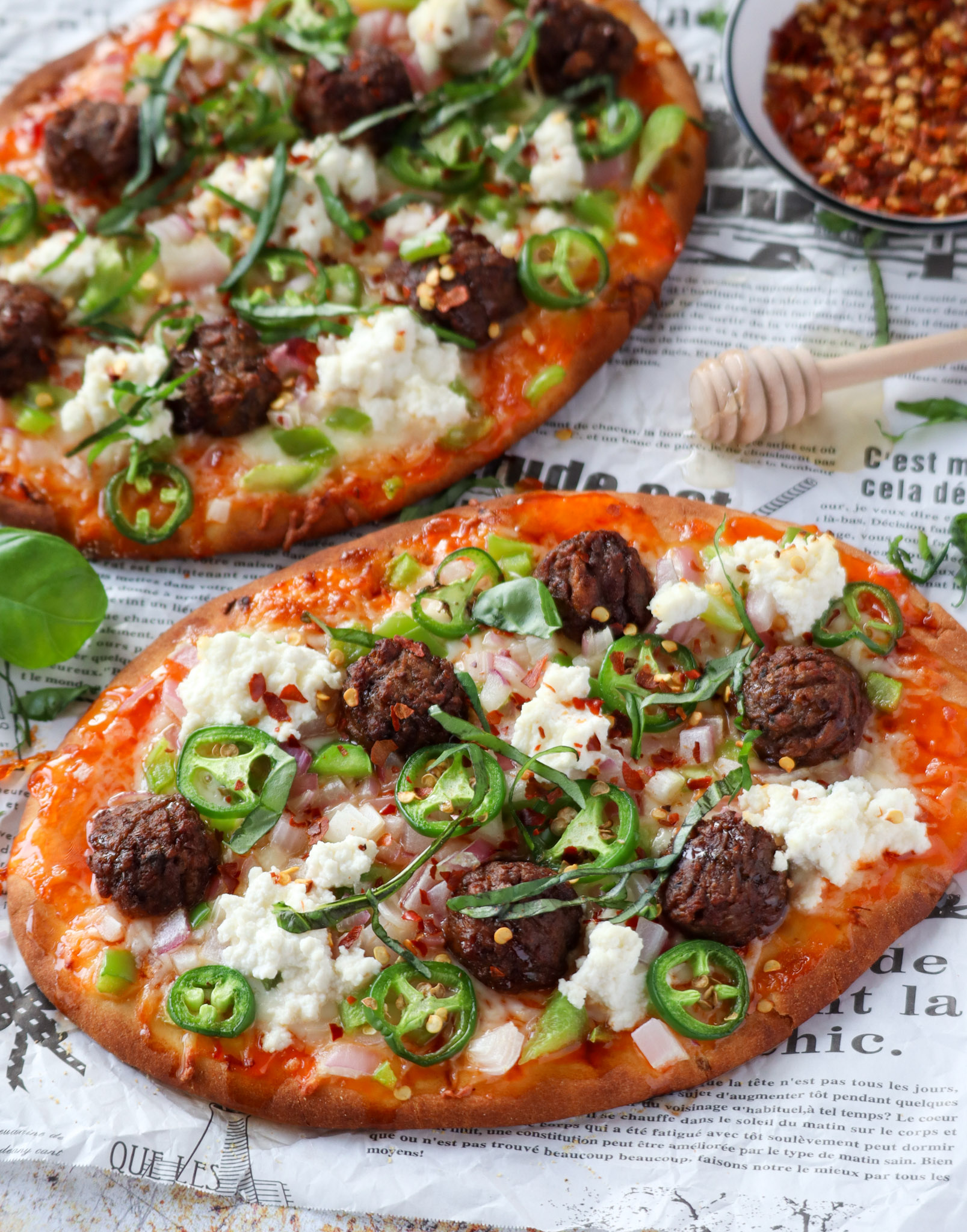 Naan pizza with plant-based meatballs